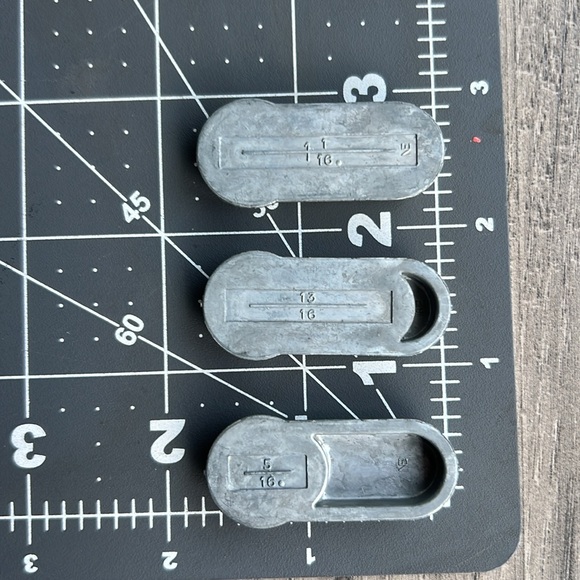 1960s Singer Sewing machine Button Attachment Case & buttonholers - Picture 7 of 8